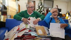 El director y una mayor de la residencia de Pontevedra, con parte de la correspondencia recibida.