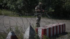 Un soldado ruso vigilando una carretera de la localidad de Schastia, en la regi�n de Lugansk