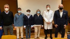 El oftalm�logo Jorge Garc�a-Borreg�n y la paciente Mariana Lorenzo, segundo y tercera por la izquierda, este viernes, en Pontevedra