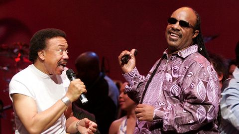 Maurice White, cantando con Stevie Wonder en el 2004