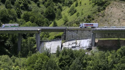 El 7 de junio del 2022 cay el primer vano del viaducto de O Castro. En la imagen an puede verse que la circulacin an no haba sido cortada en la estructura paralela