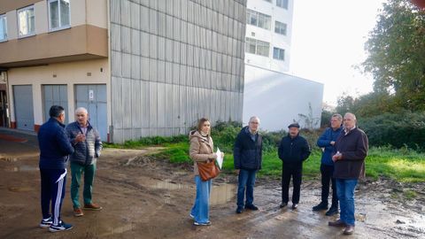 En el acceso al edificio, la explanada se llena de barro