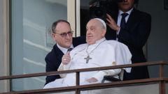 El papa Francisco saluda a los fieles antes de recibir el alta