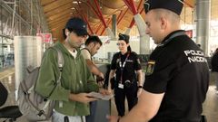 La Polic�a Nacional ha efectuado este s�bado controles aleatorios de documentaci�n en el Aeropuerto Josep Tarradellas Barcelona-El Prat a los viajeros procedentes de vuelos con origen en Italia, una vez el Gobierno ha decidido restablecer los controles fronterizos con este pa�s