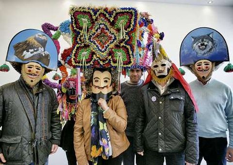 <span lang= es-es >Personaxes</span>. As m�scaras identificativas dos entroidos de Laza (peliqueiro), Viana do Bolo e Vilari�o de Conso (boteiros), Manzaneda (m�scara), Xinzo (pantalla) e Ver�n (cigarr�n) no encontro.