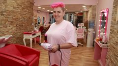 Ana Petrescu, en su reci�n inaugurada peluquer�a de la avenida de Fisterra de A Coru�a