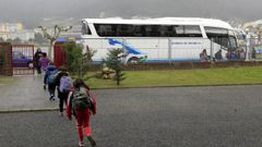 Imagen de archivo de un grupo de alumnos subiendo al autob�s escolar