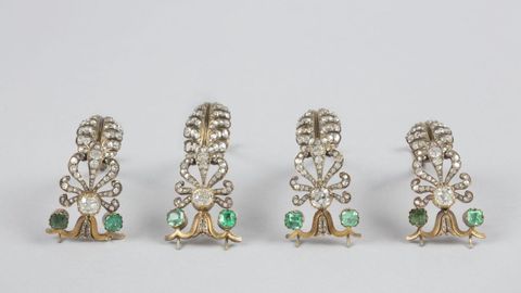 La corona conserva las 56 esmeraldas, y, de los 1354 diamantes, solo faltan diez. Nueve de ellos se desprendieron, pero se han conservado.