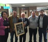 Rodr�guez Colmenero habl� ante los alumnos del centro y despu�s pos� con el alcalde de Cualedro y varios docentes. 