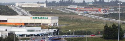 <span lang= es-es >Suelo libre</span>. Las parcelas libres de A Sionlla figuran en color azul en el gr�fico. La grande y la peque�a que se utilizan como ejemplos en el texto informativo son las marcadas con un punto amarillo