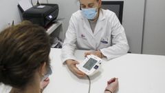 Medici�n de la presi�n arterial en una farmacia.