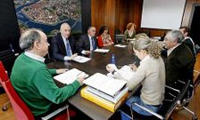 <span lang= es-es >Comisi�n de Urbanismo. </span>Los concejales analizaron ayer la propuesta presentada por Ant�n Louro, aunque no la debatieron ni la dictaminaron. El texto ser� remitido directamente a la Xunta.