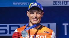 Gabriel Marcelli posa con la medalla de plata despu�s de la remontada de Le�n.