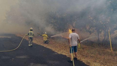 Un incendio mantiene en alerta O Cumial y Seixalbo (Ourense).