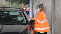 Los vecinos de Outes que participaron en el cribado devolvieron ayer las muestras de saliva que tomaron en sus viviendas