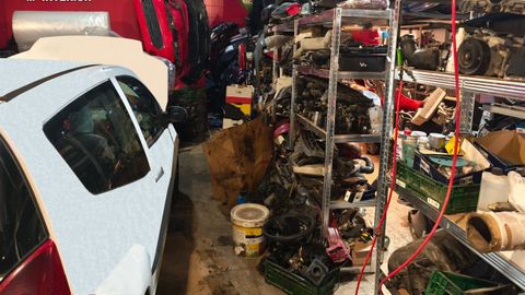 Imagen del interior del taller ilegal localizado en Vilaboa (Culleredo)