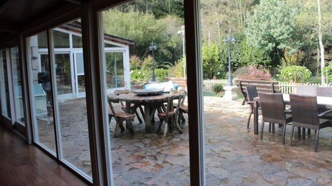 Vista de la terraza, con el jard�n al fondo, desde la que se oye�el sonido del agua