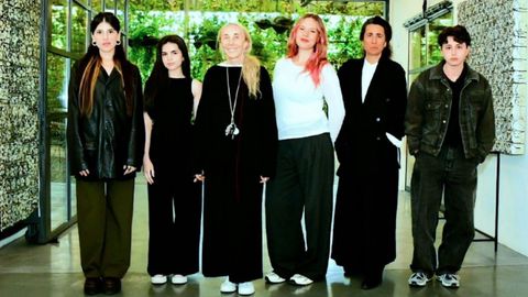 Los cuatro estudiantes acompaados por Carla Sozzani y Sara Sozzani Maino en la sede de la Fondazione Sozzani en Miln.
