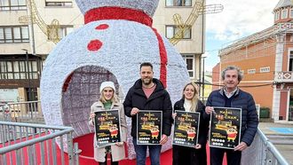 La edila de Cultura, el alcalde, la edila de Comercio y el presidente del ACIA ante el gran mu�eco de nieve de m�s de seis metros presentando los actos del encendido oficial del alumbrado navide�o