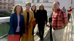 De izquierda a derecha: la directora general de Infraestructuras Viarias y Portuarias, Esther D�az; la concejala de Urbanismo de Llanes, Mari�n Garc�a; la concejala de Llanes Lourdes Vegas; la jefa del servicio de Puertos e Infraestructuras del Transporte, B�rbara Monte; la concejala de Llanes Bego�a Valle, y el concejal de Econom�a y Hacienda de Llanes, Lucio Carriles.