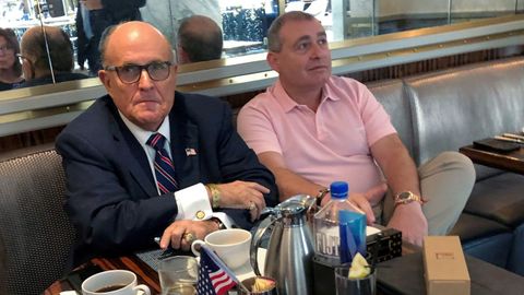 Giuliani tom� un caf� con el empresario americano-ucraniano Lev Parnas en el Trump International Hotel en Washington, el pasado 20 de septriembre