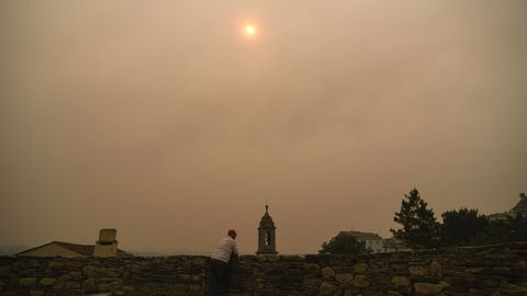 El cielo de Lugo se cubrió por el humo y las partículas de los incendios de Ourense y del centro de Galicia