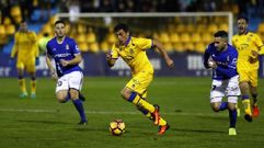 Rocha y Fern�ndez disputan un bal�n en el Alcorc�n-Oviedo de la ida