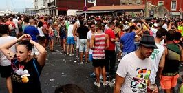 Los bares podr�n servir consumiciones en las barras instaladas en la v�a p�blica entre las diez de la ma�ana y las cuatro de la tarde. 