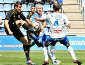 Marcos Rodr�guez, con la camiseta del Tenerife, ante Belencoso y Tarantino.