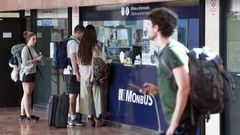 Viajeros comprando billetes de autobs, en una imagen en la estacin de Lugo.
