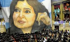 Pancarta con la imagen de Cristina Fern�ndez desplegada en el Parlamento argentino.