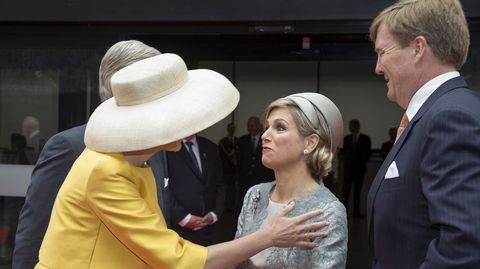 Los reyes holandeses y belgas se saludan.