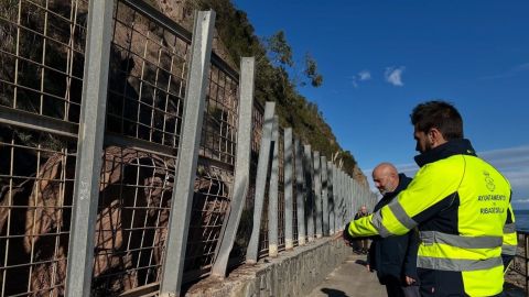 El alcalde de Ribadesella, Paulo Garc�a, visita el paseo.