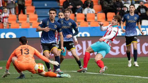 Jorge Gonz&aacute;lez estuvo a punto de empatar con este remate poco despu&eacute;s del gol de penalti del Unionistas