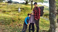 El�as Conde, con dos de sus hijos, en Noruega