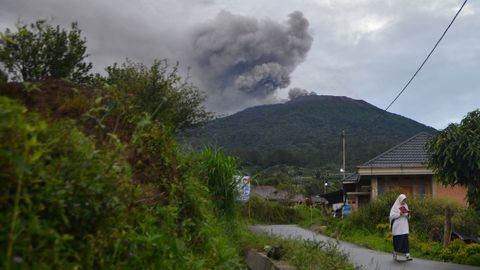 Recuperan los cuerpos de 11 escaladores en Indonesia tras la erupci�n del volc�n Marapi