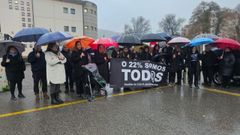Familias de alumnos del colegio viveirense de Covas se vistieron de luto este viernes de nuevo para visibilizar la necesidad de docentes de apoyo del centro