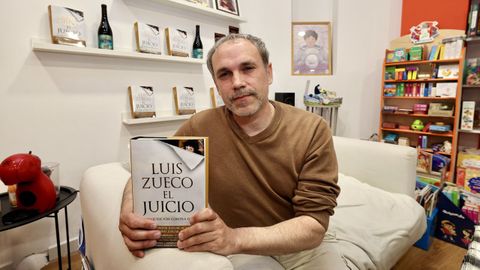 El escritor Luis Zueco (Zaragoza, 1979), este lunes, en la librer&iacute;a Clari&oacute;n de Carballo.