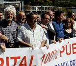 El alcalde, en un acto de la plataforma contra la �privatizaci�n�.