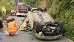 Accidente de tráfico en Galdo. Momento en que excarcelan al viajero del vehículo.