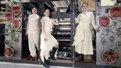 Sabela Maneiro, Olaia Maneiro e Aida Tarr�o posando coa imaxe que lucir�n este ano nunha das pezas hist�ricas do Museo da Prensa de La Voz de Galicia.