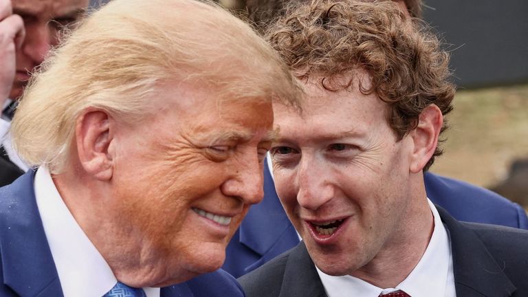 Charlando animadamente con Mark Zuckerberg, CEO de Meta