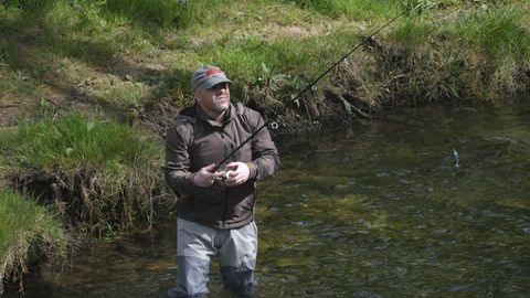 Pescador en el rio Narcea en el Campanu de Asturias