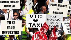 Cientos de conductores de vehculos de alquiler con conductor (VTC), congregados por la Asociacin de Autnomos de los VTC, UGT y el Sindicato Libre de Transporte, en Madrid