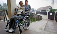 Ramona cuida a su hijo afectado por un derrame cerebral hace ya once a�os.