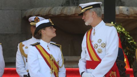El rey Felipe VI y la princesa Leonor charlan en un momento del solemne acto