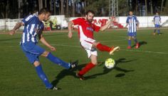 Yago despeja un bal�n ante la oposici�n de un rival. 