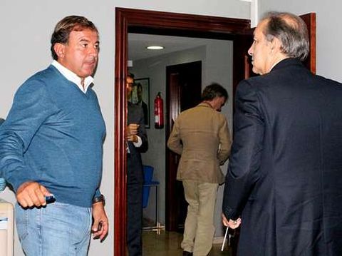 <span lang= es-es >Dos hombres y un destino</span>. Juan Guerra y Jos Manuel Figueroa, dos nombres barajados como candidatos a la alcalda de la ciudad, ensalzaron ayer las inversiones de la Xunta en Vigo. 