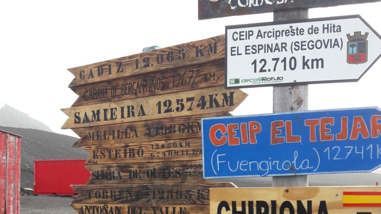 ¿Por qué hay un indicador en la Antártida que marca la dirección a Cabana de Bergantiños?