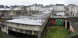 <span lang= es-es >Los largos tiempos del urbanismo</span>. El desarrollo de algunas de las m�s significativas unidades de intervenci�n en el casco hist�rico de la capital han superado todos los plazos previstos. Los tiempos urban�sticos se han vuelto excesivamente lentos en algunas zonas de la ciudad, con tolerancia excesiva por parte del Ayuntamiento. Y el problema se agrava cuando hay asociados a esta paralizaci�n problemas como son los del aparcamientos de �nxel Fole (en la foto) y de detr�s del Virxe dos Ollos Grandes. 